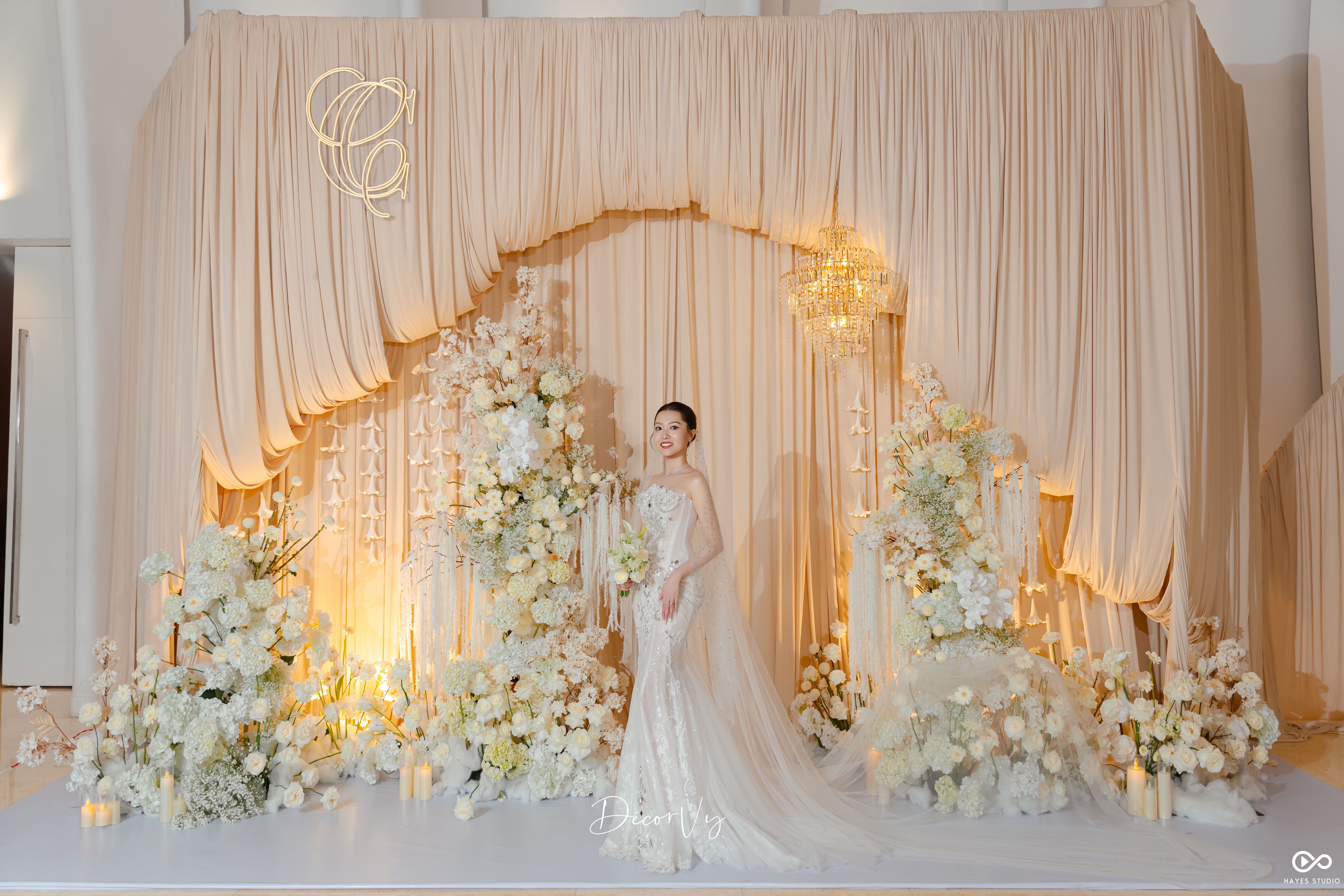 Trang trí Nhà hàng Cưới với tạo hình Vải lượn cong phong cách 